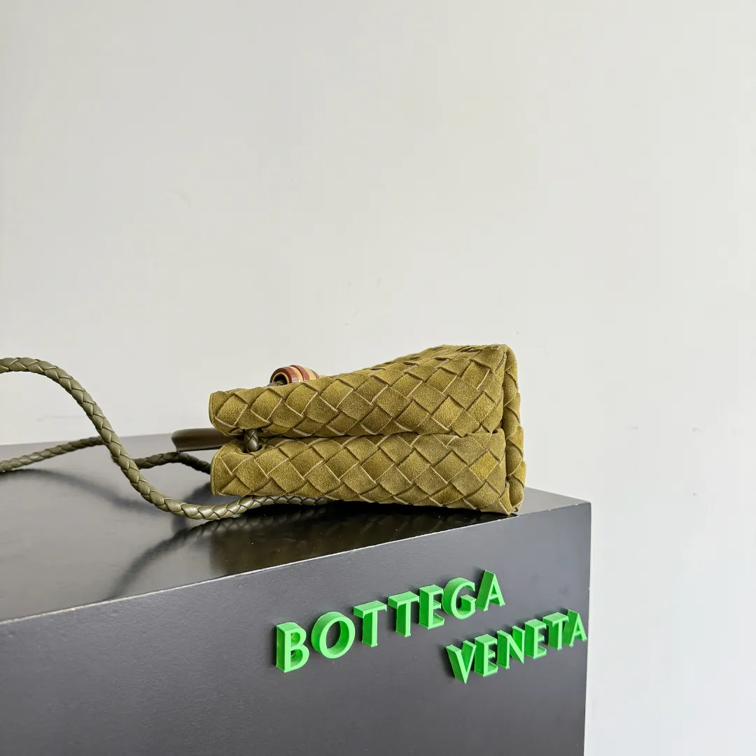 The new Andiamo batch of 3060 BV is shipped‼ ️The classic intercciato weaving process is used to create a soft bag, the metal knot is made of micro-cast aluminum using jewelry technology🪢, and the decorative beads are made of metal and hand-polished oak, allowing you to jump repeatedly between elegance and fun💃, making it unpredictable. Classic and versatile, it shows off your temperament, and the bag has a large capacity, making it very convenient for daily commuting! It has a variety of carrying methods, the shoulder straps can be adjusted by yourself, the original lambskin feels soft and delicate, and the unisex style breaks gender boundaries and brings a more practical and long-lasting use experience. The Andiamo, which has both elegant and casual styles, perfectly interprets the "fashionable old money style". Style number: 743568+wood hardware Color: suede olive oil green Size: 25*22*10.5cm